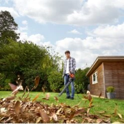 Black & Decker BLACK+DECKER BEBLV300SB-QS Bladblazer - 404 Km/u - 3000W - Zuig-/blaasfunctie - Gesnoerd -Tuingereedschaps Winkel 1200x1195 5