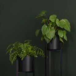 QUVIO Plantenstandaard Binnen - Inclusief Pot - Staande Plantenbak - Metaal - Bloempot - 22 X 22 X 60 Cm - Zwart -Tuingereedschaps Winkel 1200x1200 1096