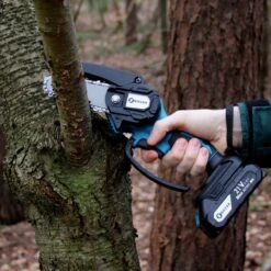 NovarGarden® Mini Kettingzaag NG1 - Met 2x Accu - Takkenzaag - Snoeizaag - Electrisch - Handzaag - Boomzaag - 21V -Tuingereedschaps Winkel 1200x1200 283