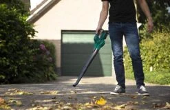 VONROC Accu Bladblazer – VPower 20V – 2 Standen – Max. Blaassnelheid 190km/u – Incl. Accu En Oplader -Tuingereedschaps Winkel 1200x778 2