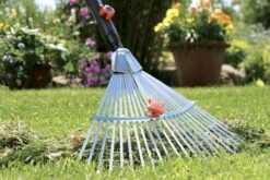 GARDENA Combisysteem Bladhark Hark - Werkbreedte Verstelbaar 30/50 Cm - Aanbevolen Steellengte 130 Cm -Tuingereedschaps Winkel 1200x800 164