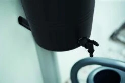 Elho Green Basics Rain Catcher 33 - Regenton Voor Balkonbuiten - Ø 33.5 X H 73.5 Cm - Zwart/Living Black 13 Elho Green Basics Rain Catcher 33 - Regenton Voor Balkonbuiten - Ø 33.5 X H 73.5 Cm - Zwart/Living Black -Tuingereedschaps Winkel 1200x800 300