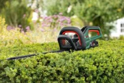 Bosch UniversalHedgeCut 18-50 Heggenschaar - Met 18 V Accu En Lader 17 Bosch UniversalHedgeCut 18-50 Heggenschaar - Met 18 V Accu En Lader -Tuingereedschaps Winkel 1200x800 51
