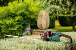Bosch UniversalHedgeCut 60 Heggenschaar - Op Snoer - Lengte 60 Cm -Tuingereedschaps Winkel 1200x800 72