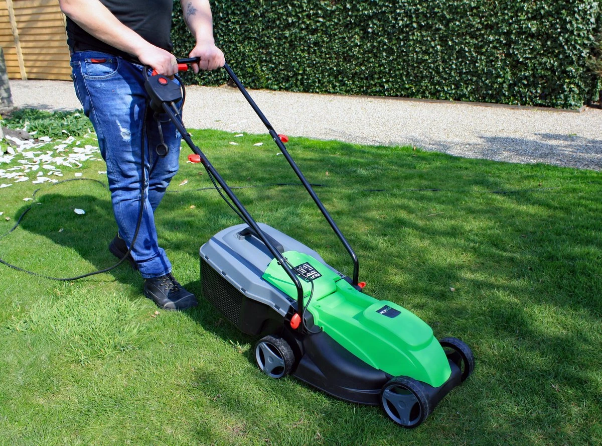 Profeco Elektrische Grasmaaier 1000W - Grasmaaimachine Met 320mm Maaibreedte En Instelbare Maaihoogte - Incl. 30 Liter Opvangbak 6 Profeco Elektrische Grasmaaier 1000W - Grasmaaimachine Met 320mm Maaibreedte En Instelbare Maaihoogte - Incl. 30 Liter Opvangbak - Afbeelding 6