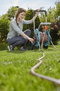 GARDENA - AquaRoll M CleverRoll Easy Slangenwagen - Maximaal 60 Meter - Inklapbare Zwengel -Tuingereedschaps Winkel 799x1200 67