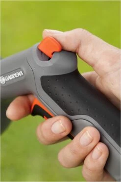 GARDENA - Comfort Reinigingsbroes - Spuitpistool - Traploos Instelbaar -Tuingereedschaps Winkel 800x1200 90