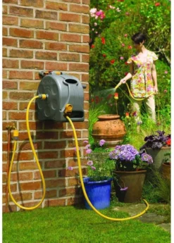 Hozelock Compact Enclosed Reel 2 In 1 - 25 Meter - Slangbox En Muurhaspel In één - Grijs -Tuingereedschaps Winkel 858x1200 2